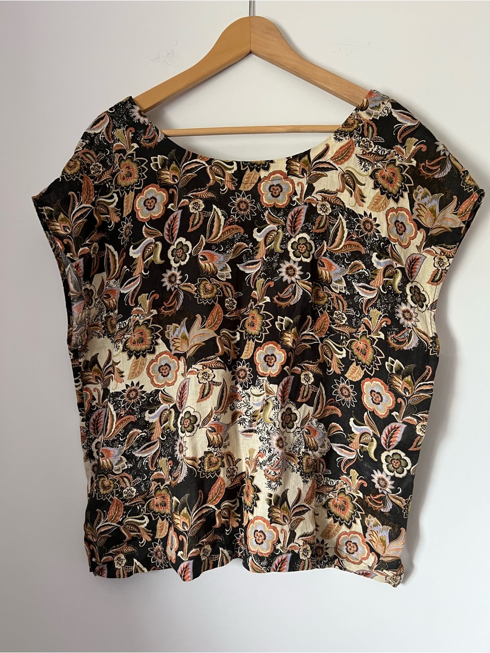 Nicole Miller NY Dark Floral Print Short Sleeve 100% Linen Top - Black & Cream